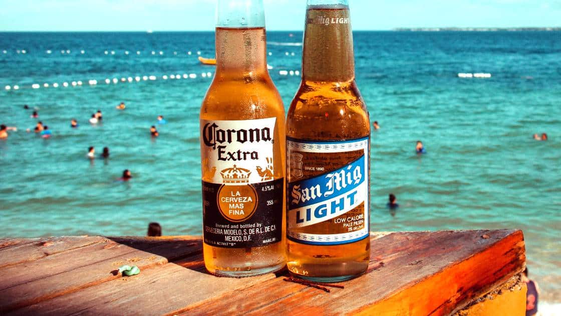 Biertjes op tafel voor een achtergrond van zee