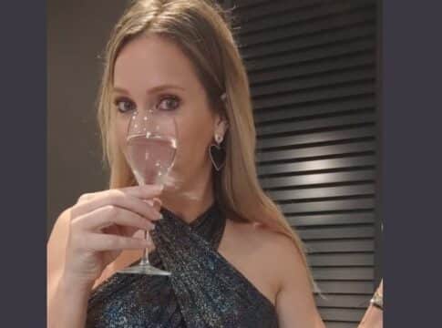 Helene Hendriks oud & nieuw jaarwisseling nieuwjaar vals spelen jurk champagne