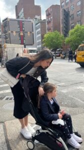 Kelly Piquet geniet met dochtertje in New York